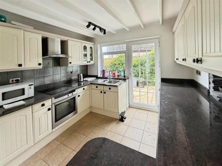4 bedroom Detached house to let in Leigh Lane, Wimborne