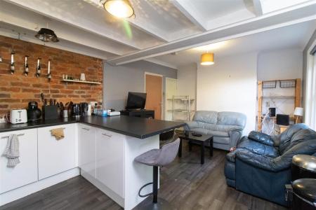 4 bedroom Semi-detached house to let in Aberdeen Road, Southampton