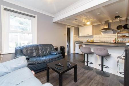 4 bedroom Semi-detached house to let in Aberdeen Road, Southampton