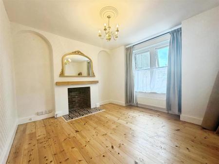3 bedroom Semi-detached house to let in Crescent Road, Wimborne