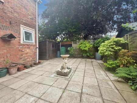 3 bedroom Semi-detached house to let in Crescent Road, Wimborne