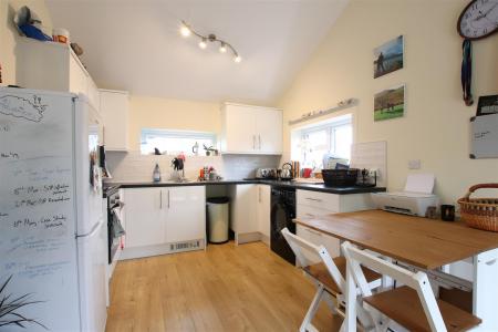 2 bedroom Detached bungalow to let in Winterborne Muston, Bere Regis
