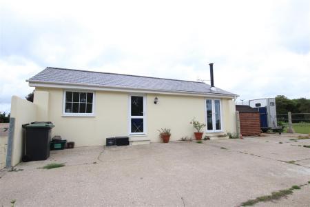 2 bedroom Detached bungalow to let in Winterborne Muston, Bere Regis