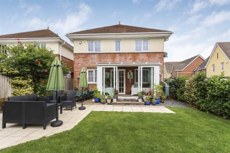 4 bedroom Detached house for sale in Henbest Close, Wimborne