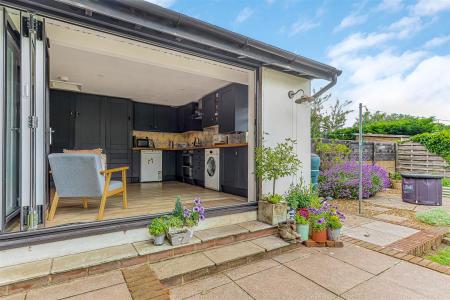 3 bedroom End of terrace house for sale in Middlehill Road, Wimborne