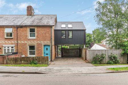 3 bedroom End of terrace house for sale in Middlehill Road, Wimborne