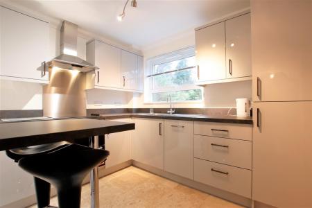 2 bedroom Apartment to let in Glynville Close, Colehill