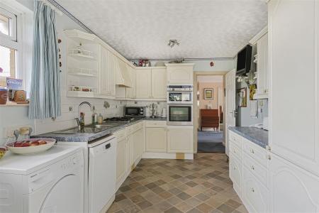 5 bedroom Chalet for sale in Ashmeads Way, Wimborne