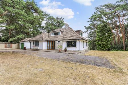 4 bedroom Chalet for sale in Matchams Lane, Christchurch