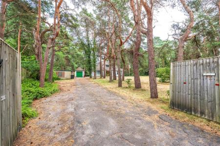 4 bedroom Chalet for sale in Matchams Lane, Christchurch