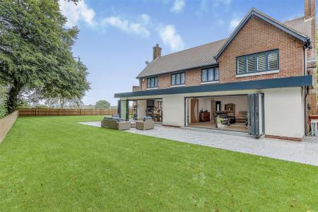 4 bedroom Detached house for sale in Rowlands Hill, Wimborne