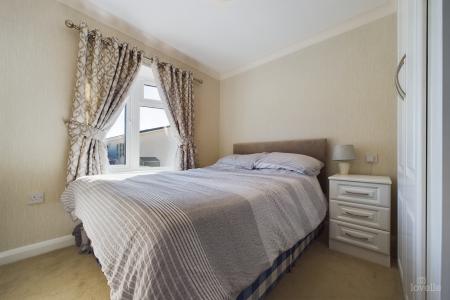 2 bedroom Park home for sale in Barton Broads Park, Maltkiln R, Barton-upon-Humber, North Lincolnshire, DN18