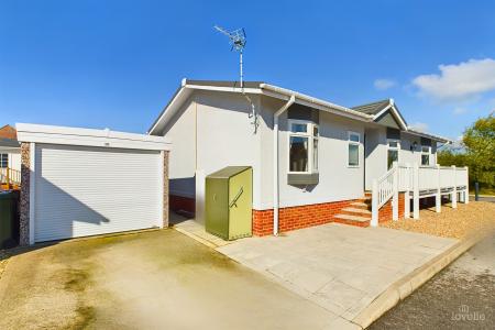 2 bedroom Park home for sale in Barton Broads Park, Maltkiln R, Barton-upon-Humber, North Lincolnshire, DN18