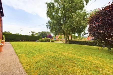 4 bedroom Detached house for sale in Main Street, Horkstow, North Lincolnshire, DN18