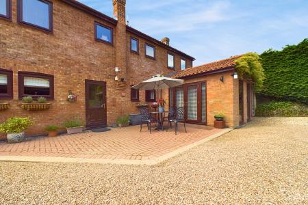 4 bedroom Detached house for sale in Main Street, Horkstow, North Lincolnshire, DN18