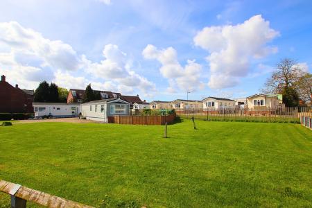 2 bedroom Park home for sale in Maltkiln Road, Barton-upon-Humber, North Lincolnshire, DN18