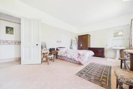 6 bedroom Detached house for sale in West End Road, Ulceby, North Lincolnshire, DN39