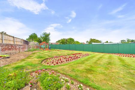 4 bedroom Detached house for sale in Horkstow Road, Barton-upon-Humber, North Lincolnshire, DN18