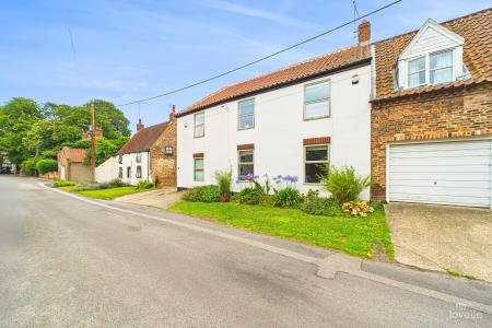 4 bedroom Semi-detached house for sale in Palmer Lane, Barrow-upon-Humber, North Lincolnshire, DN19