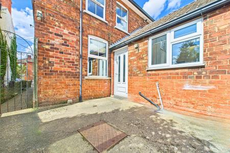2 bedroom End of terrace house for sale in Chapel Street, Goxhill, North Lincolnshire, DN19