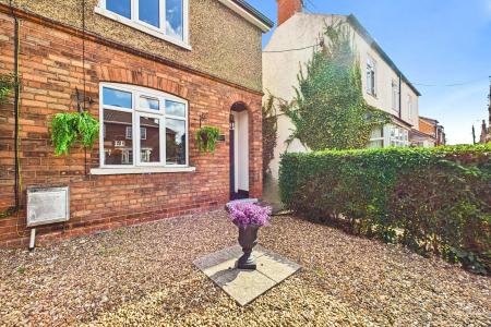 2 bedroom End of terrace house for sale in Chapel Street, Goxhill, North Lincolnshire, DN19