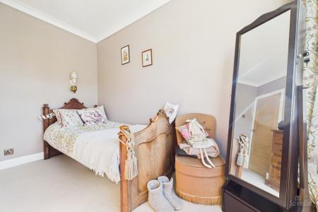 4 bedroom Detached bungalow for sale in Stephen Crescent, Barton-upon-Humber, North Lincolnshire, DN18