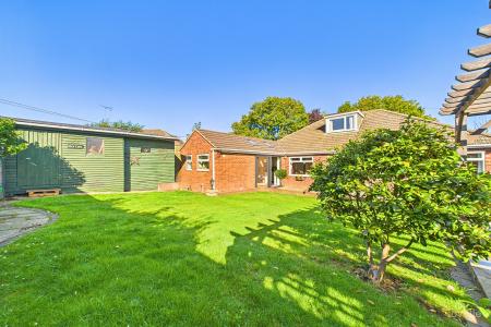 4 bedroom Detached bungalow for sale in Stephen Crescent, Barton-upon-Humber, North Lincolnshire, DN18