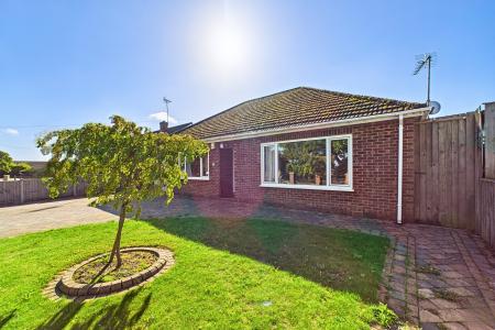 4 bedroom Detached bungalow for sale in Stephen Crescent, Barton-upon-Humber, North Lincolnshire, DN18