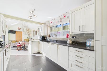 4 bedroom Detached bungalow for sale in Stephen Crescent, Barton-upon-Humber, North Lincolnshire, DN18