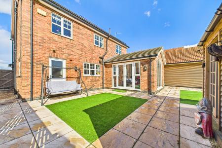 6 bedroom Detached house for sale in Huntsman Close, Goxhill, North Lincolnshire, DN19