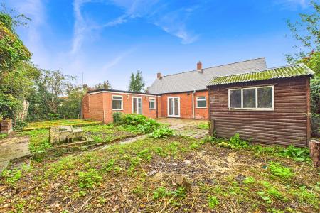 3 bedroom Detached bungalow for sale in Sluice Road, South Ferriby, North Lincolnshire, DN18