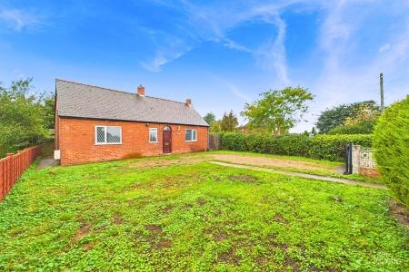 3 bedroom Detached bungalow for sale in Sluice Road, South Ferriby, North Lincolnshire, DN18