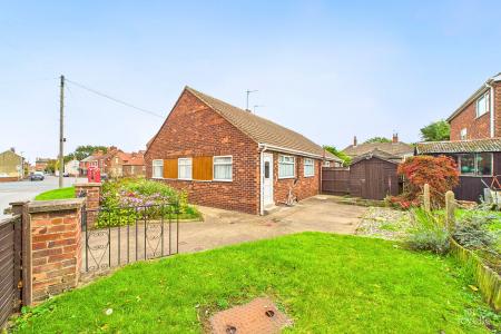 2 bedroom Semi-detached bungalow for sale in Cross Street, Barrow-upon-Humber, North Lincolnshire, DN19