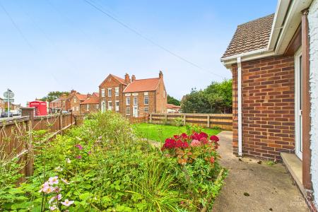 2 bedroom Semi-detached bungalow for sale in Cross Street, Barrow-upon-Humber, North Lincolnshire, DN19