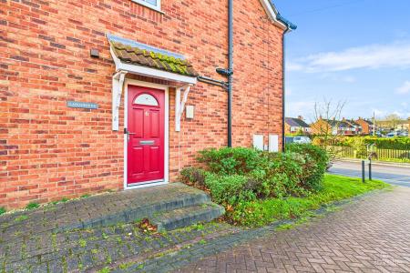 2 bedroom Semi-detached house for sale in Glanford Rise, Barton-upon-Humber, North Lincolnshire, DN18