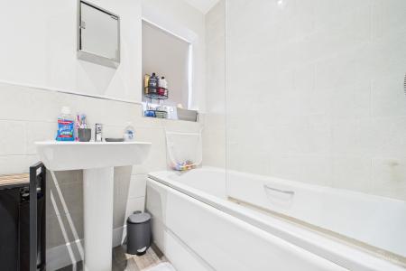 2 bedroom Semi-detached house for sale in Glanford Rise, Barton-upon-Humber, North Lincolnshire, DN18