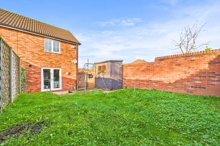 2 bedroom Semi-detached house for sale in Glanford Rise, Barton-upon-Humber, North Lincolnshire, DN18
