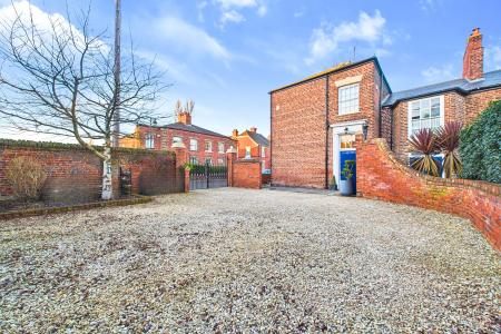 4 bedroom Semi-detached house for sale in Queen Street, Barton-upon-Humber, North Lincolnshire, DN18