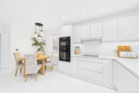 4 bedroom Detached house for sale in Riverbank Rise, Barton-upon-Humber, North Lincolnshire, DN18