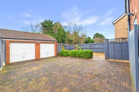 4 bedroom Detached house for sale in Riverbank Rise, Barton-upon-Humber, North Lincolnshire, DN18