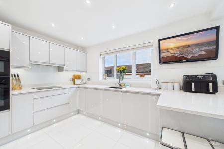 4 bedroom Detached house for sale in Riverbank Rise, Barton-upon-Humber, North Lincolnshire, DN18