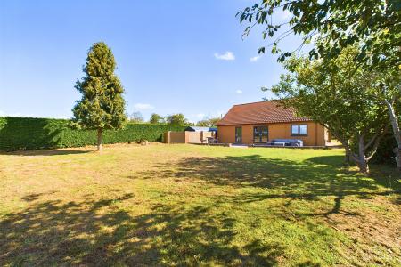 3 bedroom Detached bungalow for sale in Ferry Road, Goxhill, North Lincolnshire, DN19