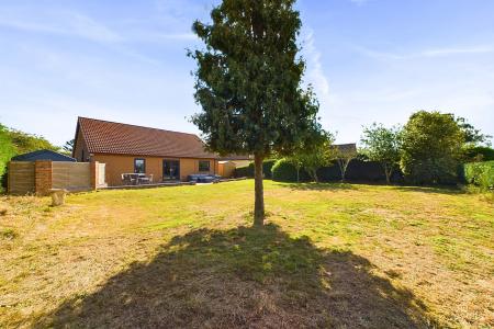 3 bedroom Detached bungalow for sale in Ferry Road, Goxhill, North Lincolnshire, DN19