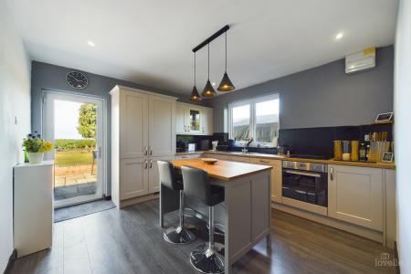 3 bedroom Detached bungalow for sale in Ferry Road, Goxhill, North Lincolnshire, DN19