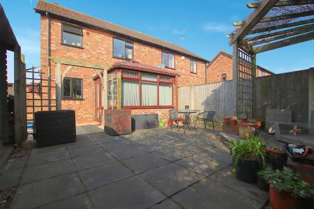 3 bedroom Semi-detached house for sale in Hedgerow Close, Barrow-upon-Humber, North Lincolnshire, DN19