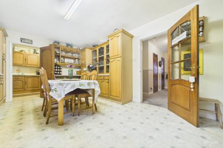 4 bedroom Detached bungalow for sale in Carr Road, Ulceby, North Lincolnshire, DN39