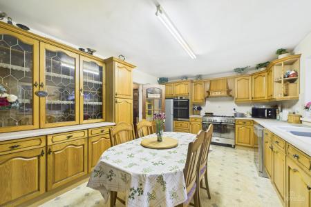 4 bedroom Detached bungalow for sale in Carr Road, Ulceby, North Lincolnshire, DN39