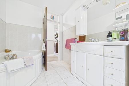 4 bedroom Detached bungalow for sale in Carr Road, Ulceby, North Lincolnshire, DN39