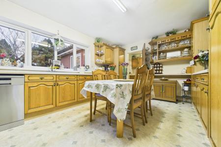 4 bedroom Detached bungalow for sale in Carr Road, Ulceby, North Lincolnshire, DN39