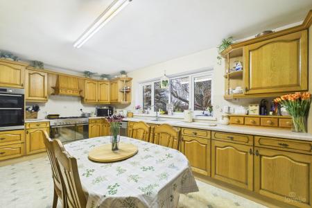 4 bedroom Detached bungalow for sale in Carr Road, Ulceby, North Lincolnshire, DN39